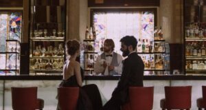 Casal bebendo em um bar
