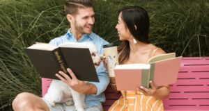 Casal feliz lendo e interagindo