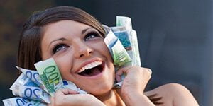 Mulher Sorrindo com Dinheiro em Mãos