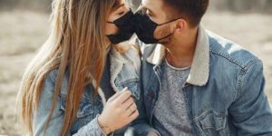 Casal se Beijando de Máscara - Covid-19